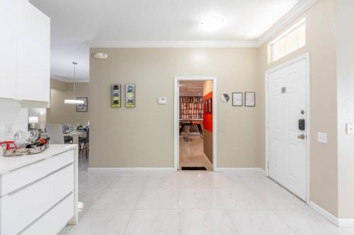 4br House w Perfect Location Pool and Much More photo 17
