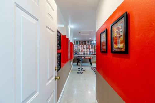 4br House w Perfect Location Pool and Much More photo 19