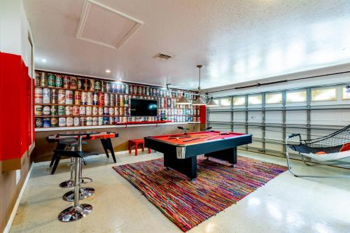 4br House w Perfect Location Pool and Much More photo 20