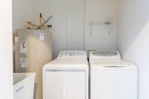 4br House w Perfect Location Pool and Much More photo 30