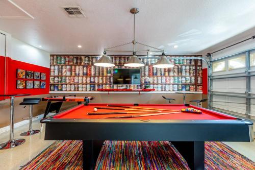 4br House w Perfect Location Pool and Much More photo 28