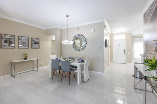 4br House w Perfect Location Pool and Much More photo 31