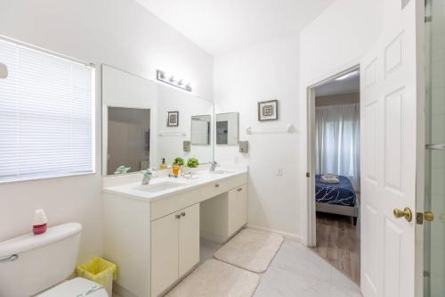 4br House w Perfect Location Pool and Much More photo 81