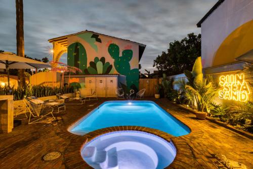 una piscina en medio de un patio con un edificio en Beach House by ULIV, en Ensenada
