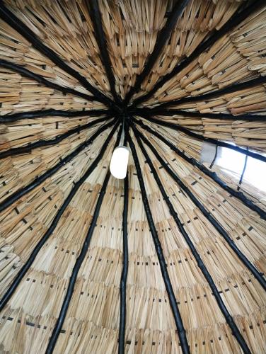 a straw ceiling with a light in the middle at Hotel y Museo Aldea Maya Toktli Orígenes - Casa Maya Toh - Alberca, Wifi Starlink, Tour Museo in Izamal