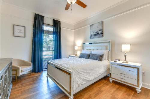 1 dormitorio con cama y ventana en Stunning Baton Rouge Home with Pool Near LSU!, en Baton Rouge