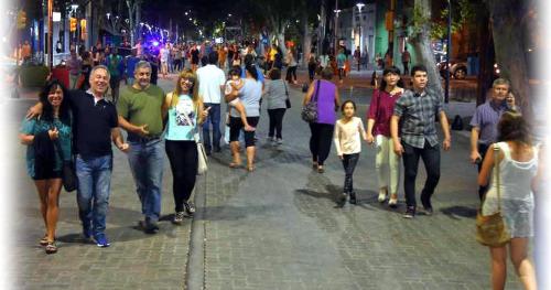 un grupo de personas caminando por una calle en Apartamento en calle Arístides zona restaurantes y bares en capital Mendoza en Mendoza