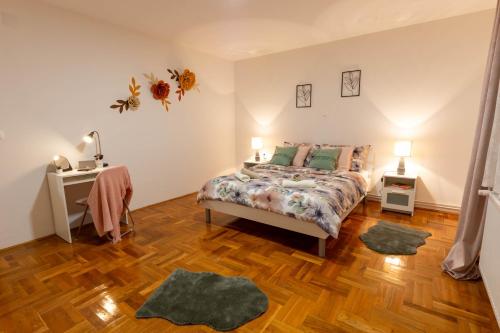 sypialnia z łóżkiem i drewnianą podłogą w obiekcie Apartman Rita w mieście Bjelovar