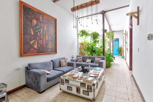 a living room with a couch and a coffee table at Casa Blanca San Antonio Hostal Boutique in Cali