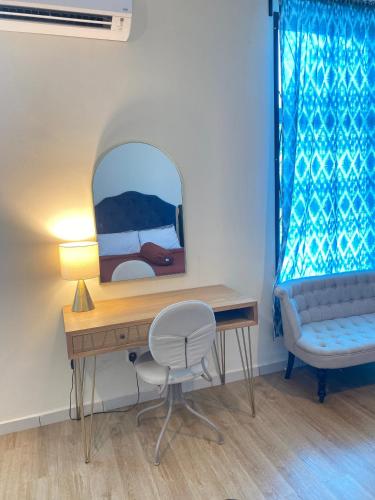 a bedroom with a desk and a chair and a mirror at Fary Inn Alor Gajah Melaka - Mslim Only in Kampong Alor Gajah