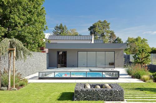 una casa con piscina in un cortile di Luxury VIP Villa 230m2+Pool 37m2 a Nové Jirny