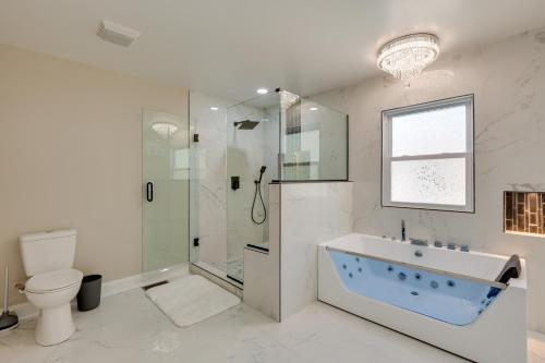 een badkamer met een bad, een douche en een toilet bij Stunning Baltimore Home with Yard, 4 Mi to Downtown! in Baltimore