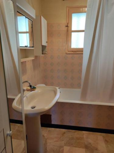 une salle de bain avec un lavabo et une fenêtre dans l'établissement Bienvenue chez Choupette II, à Souesmes