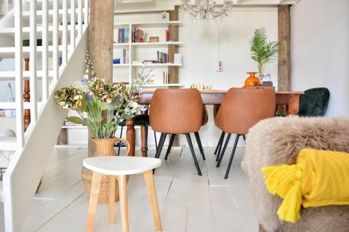 Posezení v ubytování Sfeervol loft in Koudum