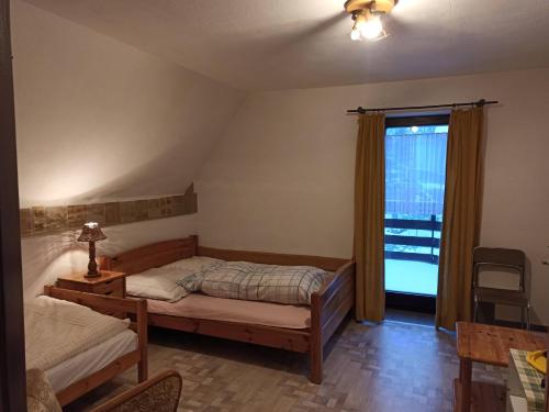 1 dormitorio con cama y ventana en Pokoje, kwatery prywatne przy stoku w Zieleńcu en Duszniki Zdrój