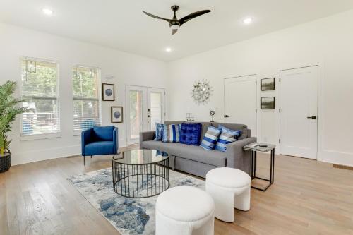 Ruang duduk di Modern Decatur Home about 7 Mi to Atlanta!
