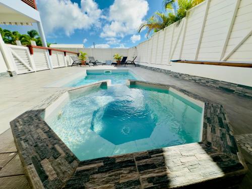 a swimming pool in the middle of a house at Villa 2 chambres, Jacuzzi et Piscine in Maximin