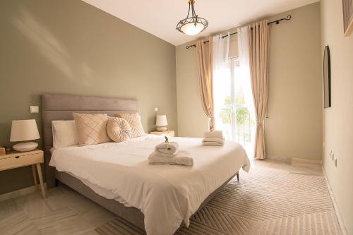 1 dormitorio con 1 cama grande y toallas. en Luxury apartment in Miraflores, en La Cala de Mijas