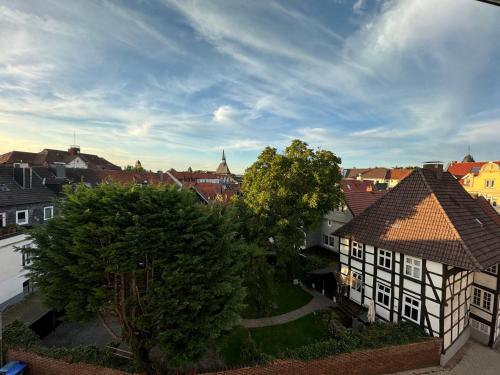 - Vistas a una ciudad con casas y árboles en Mitten in Detmold mit schönem Ausblick, en Detmold