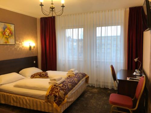 Кровать или кровати в номере Atlas Berlin Hotel