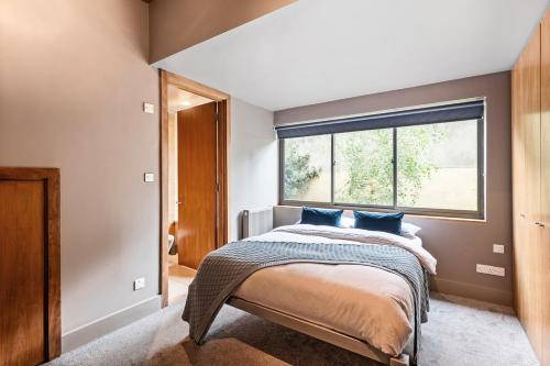um quarto com uma cama e uma janela em Modern Spacious Apartment in Islington em Londres