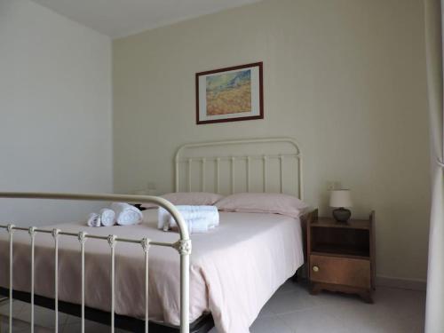 a bedroom with a bed and a nightstand with a bed sidx sidx at Casa Vacanze La Cicala in Pontremoli