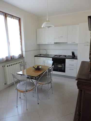 a kitchen with a table and chairs and a stove at Casa Vacanze La Cicala in Pontremoli