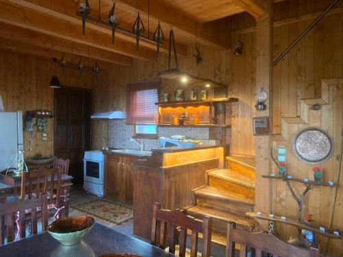 una cocina con paredes de madera, mesas de madera y sillas en WOODEN IN WOODS, 