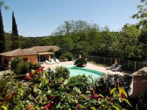 une maison avec une piscine dans une cour dans l'établissement Sud Ardeche joli chalet clim piscine rivière LE CERF Village du serre, à Gravières
