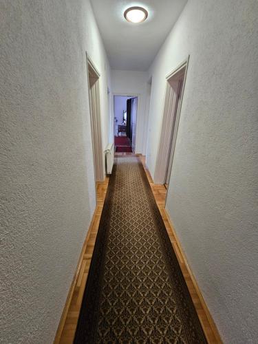 an empty hallway with a long hallwayngthngthngthngthngthngthngthngthngth at Stan Sana-Centar in Sanski most