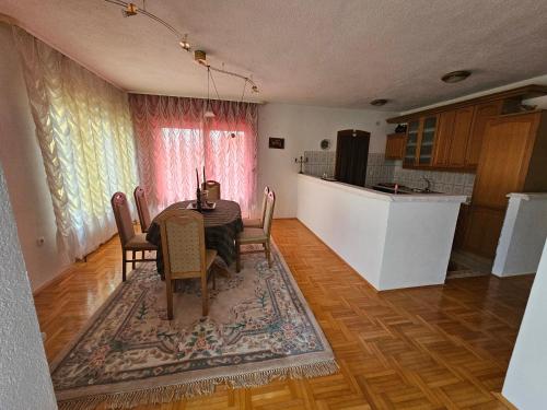 a kitchen and dining room with a table and chairs at Stan Sana-Centar in Sanski most