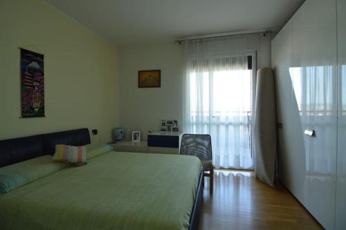 una camera con letto, divano e finestra di La casa di LUCA a Imola