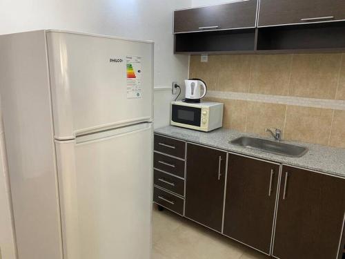 una cucina con frigorifero bianco e forno a microonde di Casa 3 ambientes a Buenos Aires