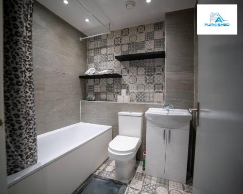 een badkamer met een toilet, een bad en een wastafel bij Contractor Stays by Furnished Accommodation Liverpool - From 35 pounds per person per night in Liverpool