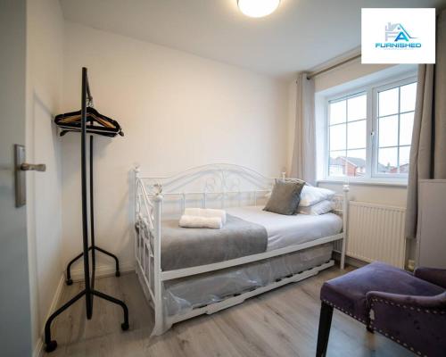 een wit bed in een kamer met een raam bij Contractor Stays by Furnished Accommodation Liverpool - From 35 pounds per person per night in Liverpool