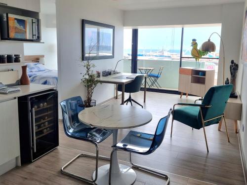 a kitchen and dining room with a table and chairs at Espectacular vista Antofagasta-SOLO ADULTOS in Antofagasta