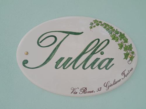 un plato blanco con la palabra "nilla" en él en Tullia -intera casa-, en Giuliano Teatino