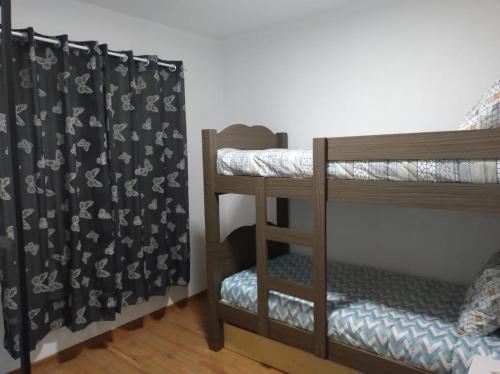 Bunk bed o mga bunk bed sa kuwarto sa Apartamento Cantinho do Aconchego-Nova Petrópolis