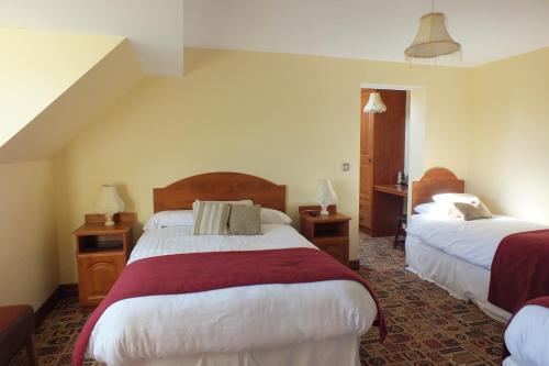 Postel nebo postele na pokoji v ubytování Kinvara Inn B&B