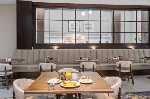 Et opholdsområde på DoubleTree by Hilton South Charlotte Tyvola