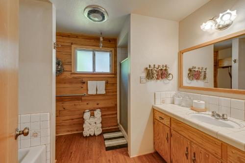 Kúpeľňa v ubytovaní Cozy Family-Friendly Badger Retreat with Fireplace!