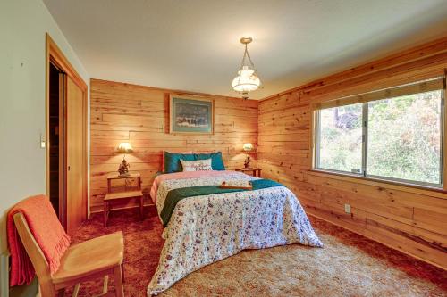 Posteľ alebo postele v izbe v ubytovaní Cozy Family-Friendly Badger Retreat with Fireplace!
