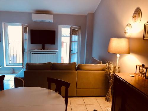a living room with a couch and a table at Casa di Zelda in Cremona