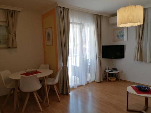 Televízia a/alebo spoločenská miestnosť v ubytovaní Apartman SARA GALILEO BLIZU PLAZE