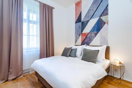 Postel nebo postele na pokoji v ubytování Seven Wishes Boutique Residence by Dwellfort