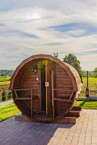 a small wooden hobbit house on a patio at BANIA NA CZASIE in Szyldak