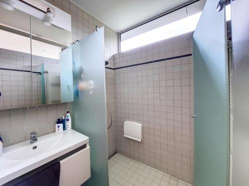 La salle de bains est pourvue d'une douche et d'un lavabo. dans l'établissement De Buidel, à Meise