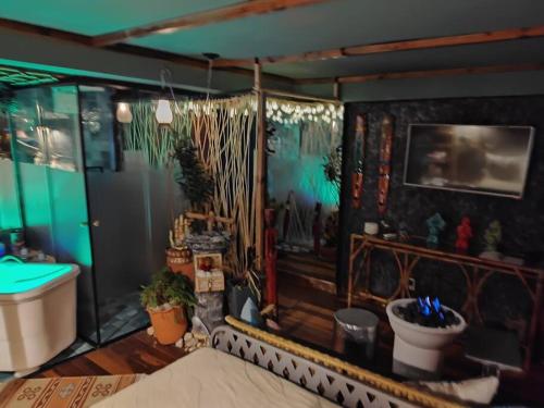 um quarto com casa de banho com banheira e lavatório em Loft Java - 1709 Mirante do Vale #sampaskay em São Paulo