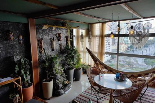 um quarto com uma mesa e vasos de plantas em Loft Java - 1709 Mirante do Vale #sampaskay em São Paulo