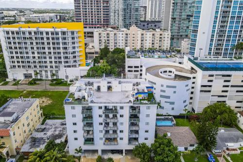 an aerial view of a city with tall buildings at Subtle 2 Bed in Edgewater near Downtown With Free Parking in Miami